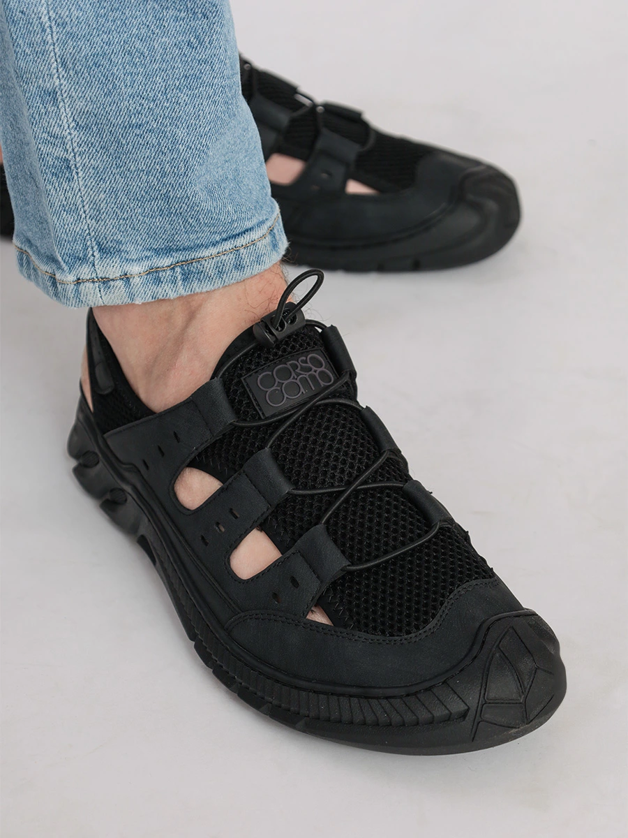Сандалеты черные с эластичной шнуровкой